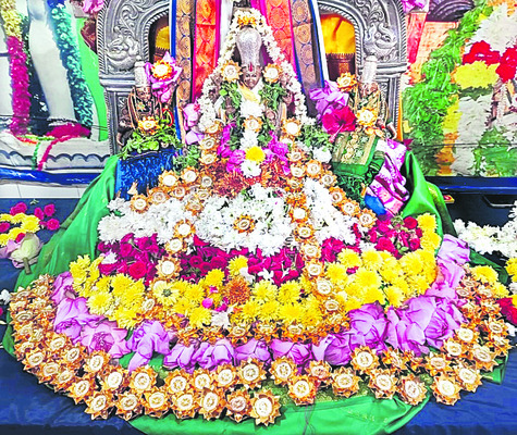 పూలంగి సేవతో.. పవళింపుము స్వామీ! 1