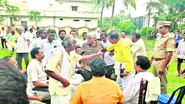 రచ్చకెక్కిన విభేదాలు 1