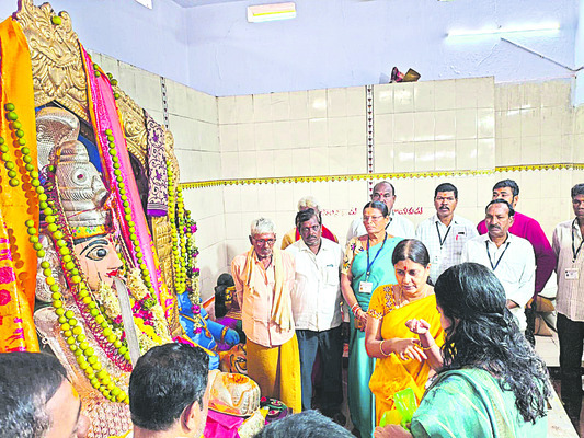 ఎల్లమ్మ తల్లి సన్నిధిలో జిల్లా జడ్జి 1