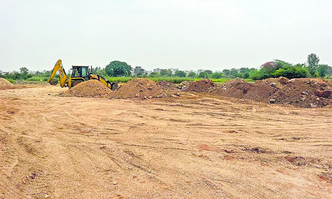 రోడ్డు దాటుతుండగా కారు ఢీ
1