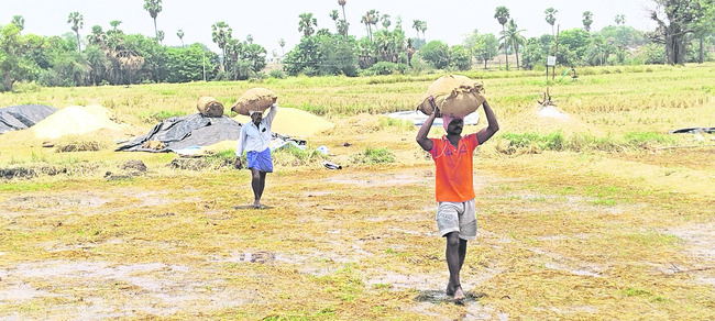 అకాల వర్షంతో ఇబ్బందులు1