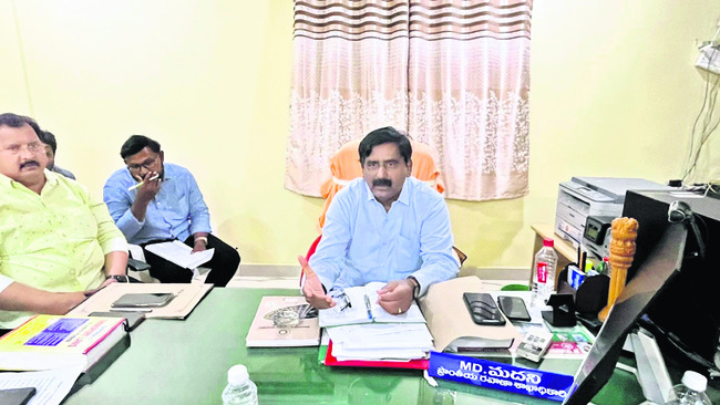 నూరు శాతం లక్ష్యాలు సాధించాలి
1