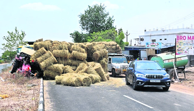 టిప్పర్‌ ఢీకొని ట్రాక్టర్‌ బోల్తా1