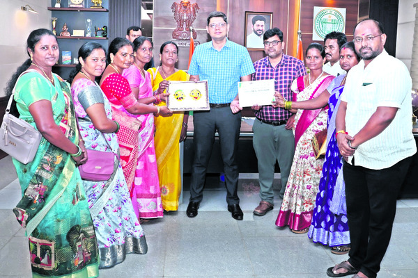 అధికారులకు అభినందన1