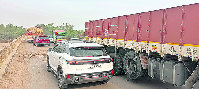 అటు పుష్కరాలు.. ఇటు పనులు 1