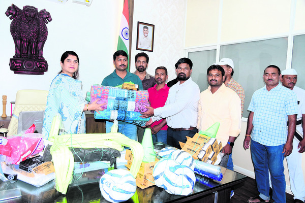 వేసవి క్రీడా శిక్షణ శిబిరాలకు కిట్ల పంపిణీ 1