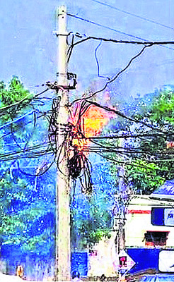 విద్యుత్ స్తంభంపై మంటలు 1