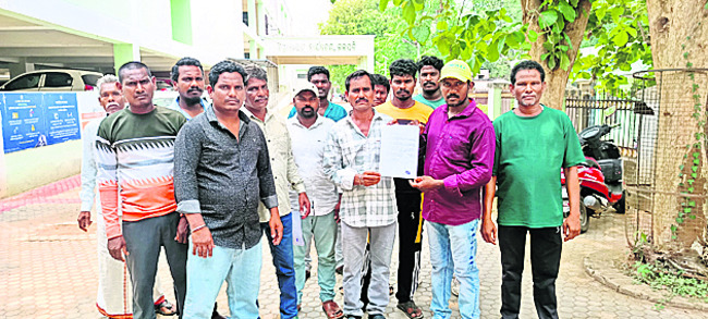 రోడ్డు నిర్మించాలని వినతి 2