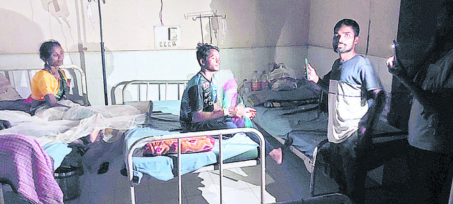 ● అంధకారంలో ఆస్పత్రి 2