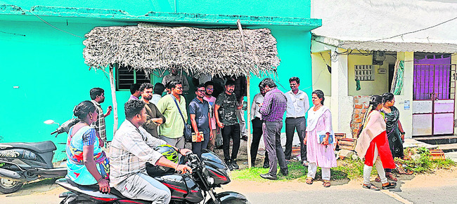 ప్రభుత్వ భూమి.. అడిగేదెవరు
1