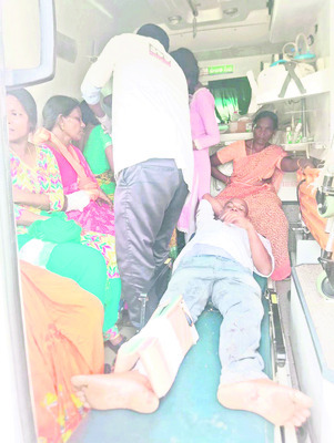 ఆటో బోల్తా.. ఎనిమిది మందికి గాయాలు1