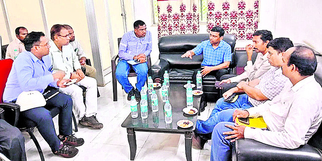కళ్లకు గంతలు కట్టుకుని కార్మికుల నిరసన
1