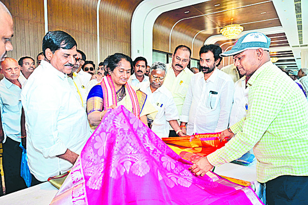 దుర్గమ్మకు అగ్గిపెట్టెలో పట్టుచీర1