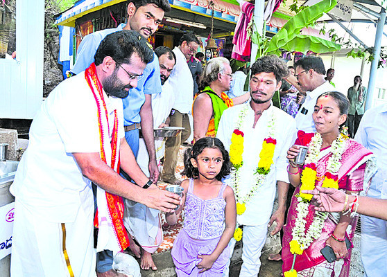 ఘాట్రోడ్డు, స్నానఘాట్లలో దుర్గమ్మ జలప్రసాద కేంద్రాలు 1