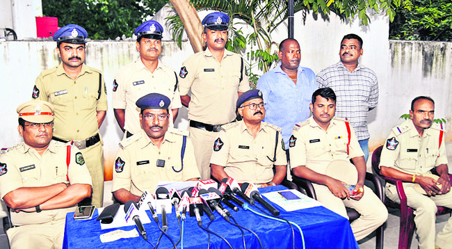 వేలి ముద్రలే పట్టించాయి.. 2