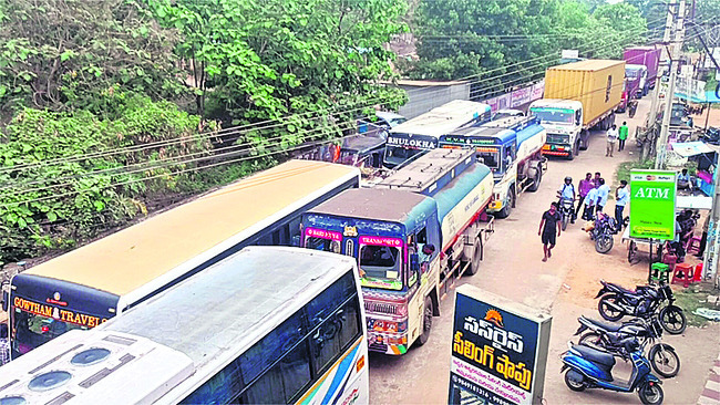 అచ్యుతాపురం కూడలిలో ట్రాఫిక్‌ కష్టాలు 1