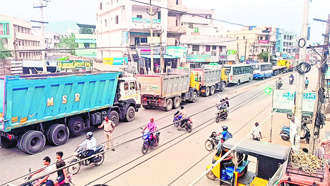 అచ్యుతాపురం కూడలిలో ట్రాఫిక్‌ కష్టాలు 2
