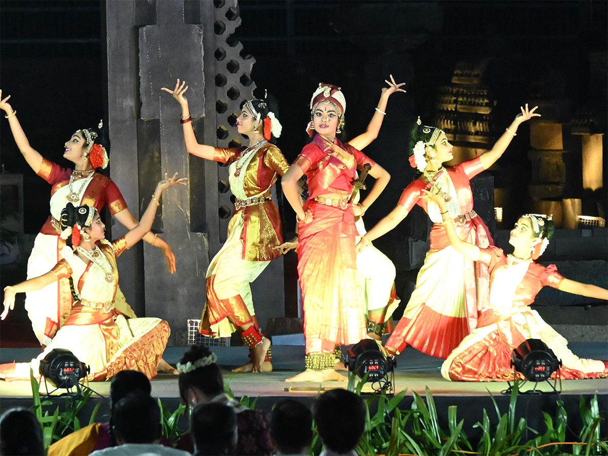 Miss World 2025 Contestants Visit Ramappa Temple Photos24