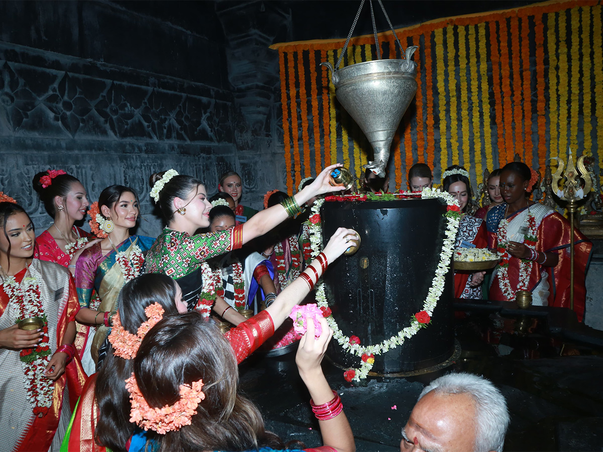 Miss World 2025 Contestants Visit Ramappa Temple Photos3