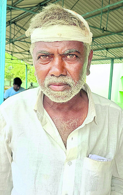 రైతులపై రాళ్లతో దాడి1