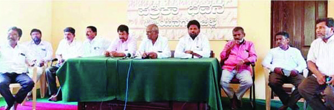 నిందితులను బంధించాలని వినతి 1
