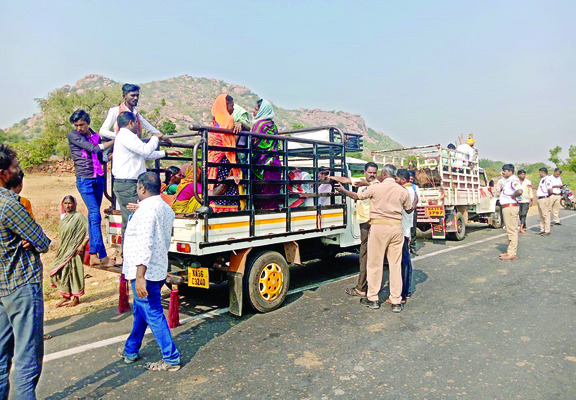 నిందితులను బంధించాలని వినతి 2