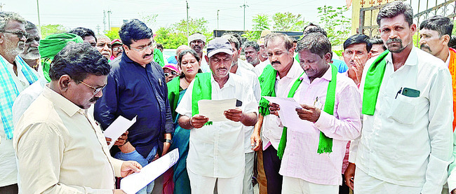 నిందితులను బంధించాలని వినతి 4