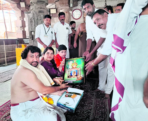 యాగంటిలో  జిల్లా కలెక్టర్‌ దంపతులు 1