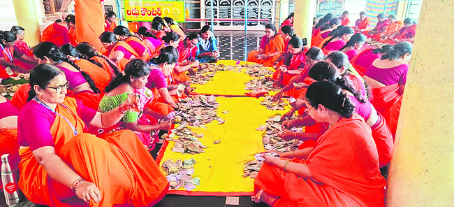 నిత్యాన్నదానానికి భక్తుల విరాళాలు
2