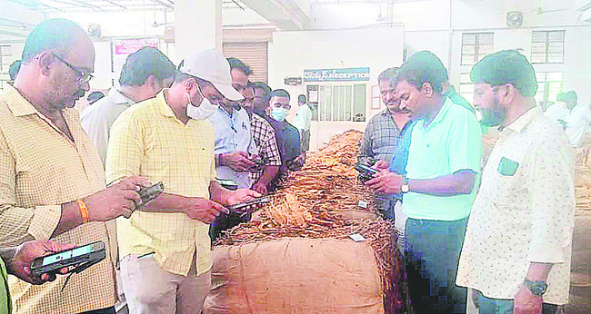 ఆగి.. సాగిన పొగాకు వేలం 1