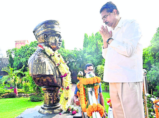 నేతాజీ ధైర్యం అజేయం: గవర్నర్1