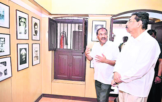 నేతాజీ ధైర్యం అజేయం: గవర్నర్2