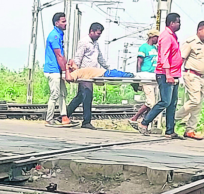 రైలు ఢీకొని యువకుడికి గాయాలు 1