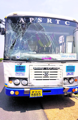 ఆర్టీసీ బస్సు, లారీ ఢీ 2