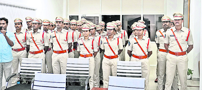 ఎస్పీని కలిసిన ప్రొబేషనరీ ఎస్సైలు1
