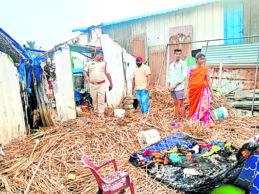 విద్యుదాఘాతంతో పూరిల్లు దగ్ధం 1