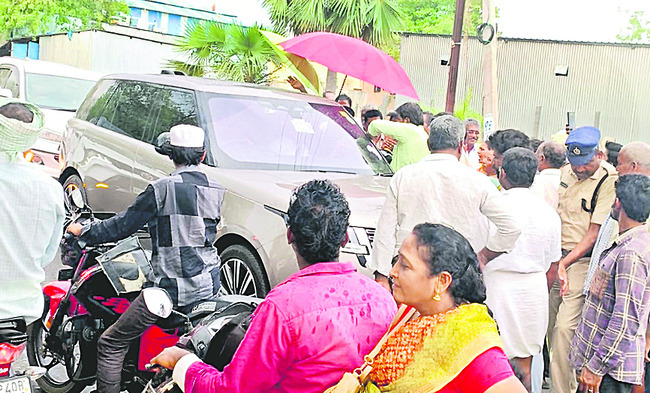 కేంద్ర మంత్రి కాన్వాయ్ అడ్డగింత 1