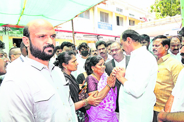 వందేళ్ల నాటి శ్మశానాన్ని ఆక్రమించుకున్న టీడీపీ నేతలు
1