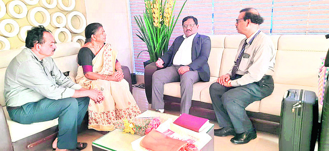 ఎన్టీఆర్ వర్సిటీ వీసీతో ఎస్వీ ప్రిన్సిపల్ బేటి 1