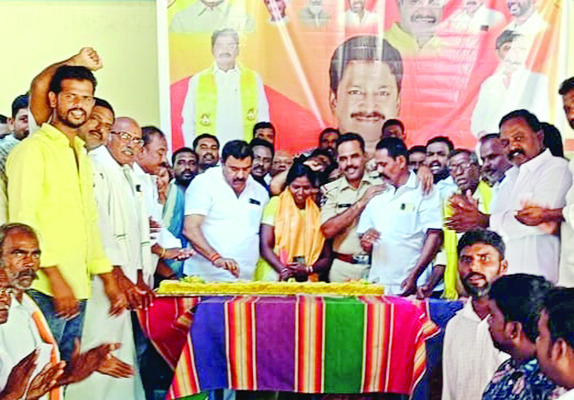 ఉద్దేహాళ్లో ఆగిపోయిన ధాన్యం లారీలు 1