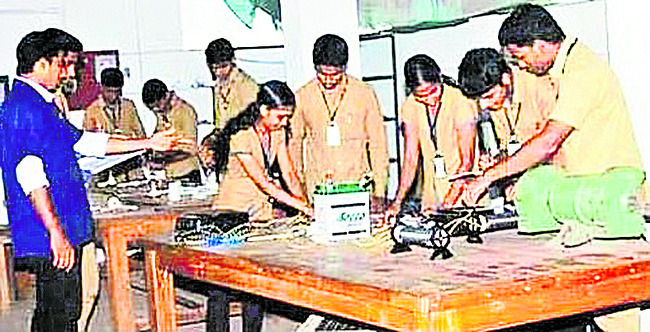 పారిశ్రామిక శిక్షణ.. ఉపాధికి నిచ్చెన 1