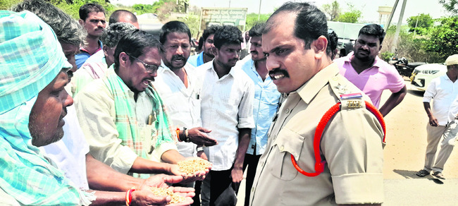 రోడ్డెక్కిన అన్నదాతలు1