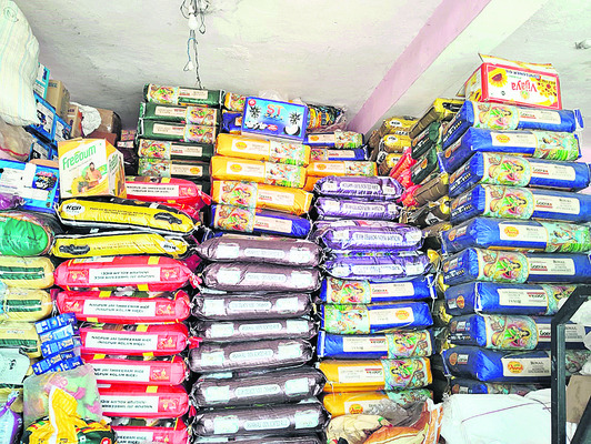 ● క్వింటాలుకు రూ.800 నుంచి రూ.1700 డౌన్ ● కొనుగోలుకు ఆ1