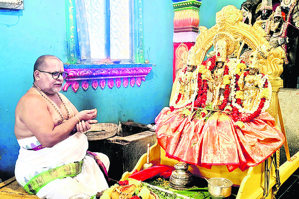 రామయ్యకు  సువర్ణ తులసీ అర్చన2