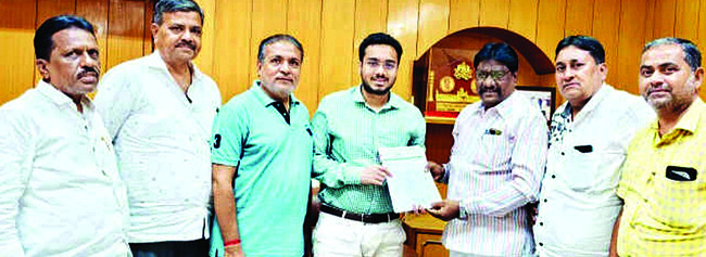 బట్టలో వ్యక్తి మృతదేహం తరలింపు  1