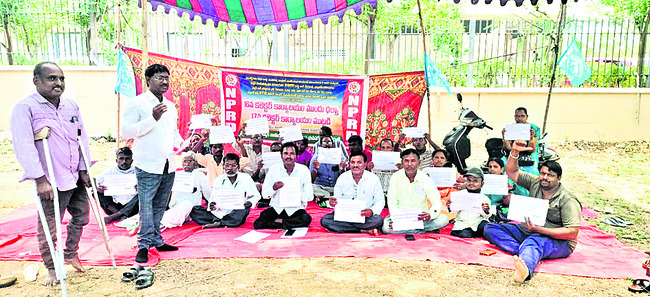 సమస్యలు పరిష్కరించాలని ధర్నా 1