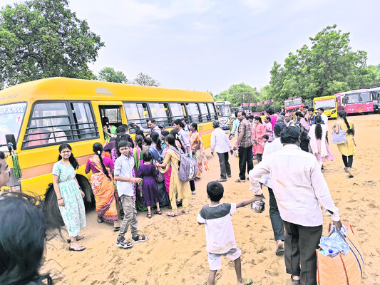 స్టాళ్లను పరిశీలించిన మంత్రి శ్రీధర్బాబు
2
