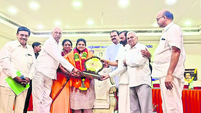 కలెక్టర్ నాగరాణికి సత్కారం 1
