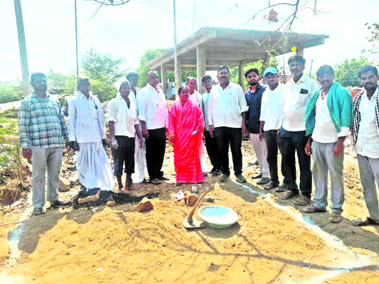 ఇందిరమ్మ ఇళ్ల నిర్మాణాలకు భూమిపూజ1