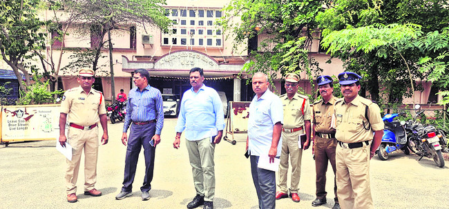 చెట్టును ఢీకొన్న లారీ 1